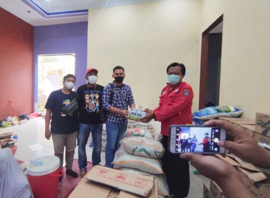 Kru Kabar Tegal PRMN dan Pantura Talk saat menyerahkan bantuan sembako kepada relawan PMI di Desa Dermasuci, Kabupaten Tegal (16 Februari 2022)