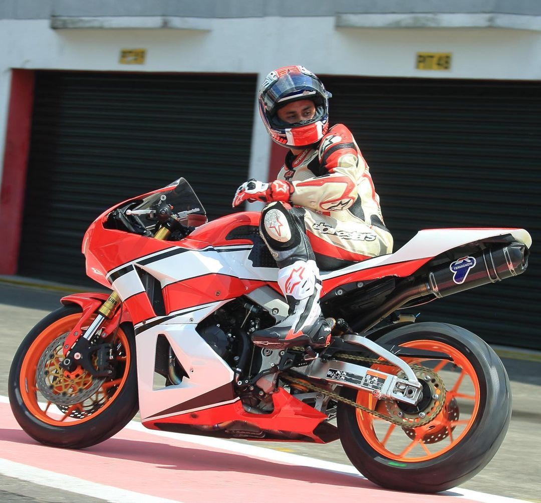 Foto Alshad Ahmad yang  sedang menaiki motor balapnya