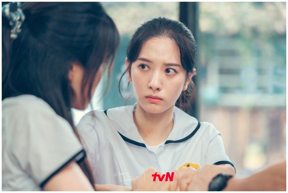 Bona WJSN berusaha memisahkan tangan Kim Tae Ri dan Nam Joo Hyuk dalam Twenty Five Twenty One
