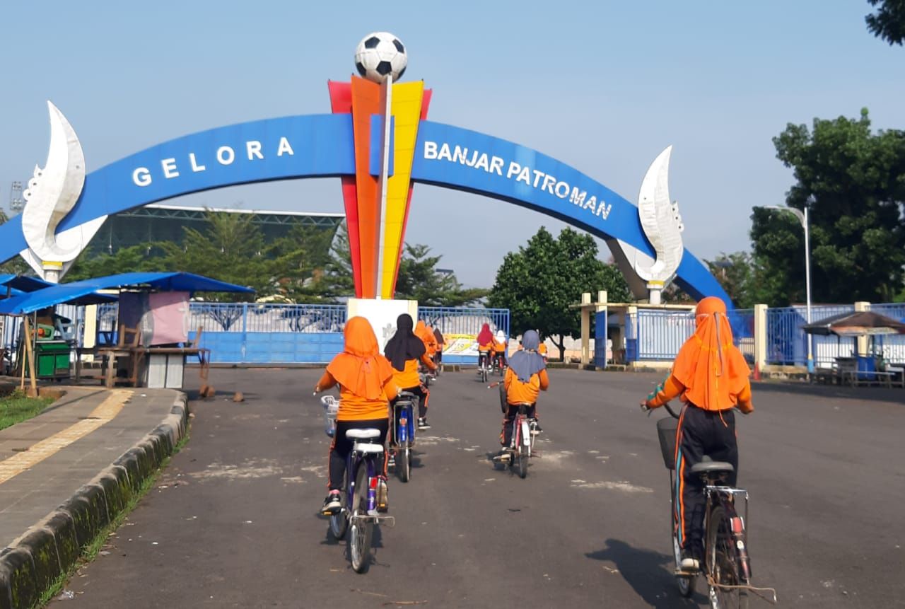 Sejumlah siswa bersepeda menuju Gelora Banjar Patroman, Kota Banjar, Kamis 18 Februari 2022. Mereka akan belajar di tempat terbuka, sekaligus meningkatkan imun dengan bersepeda.*