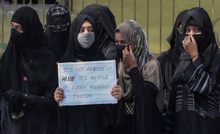 Hijaber India melakukan unjuk rasa menentang pelarangan memakai hijab di dalam kampus.*  