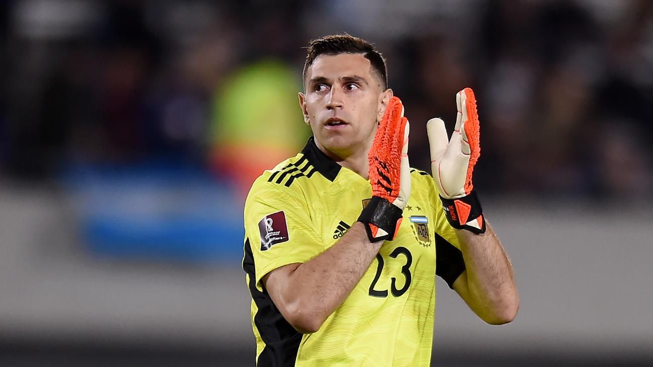 Emiliano Martinez, kiper tim nasional Argentina, menjual sarung tangan saat bermain di Piala Dunia untuk bantu penderita kanker pada anak.