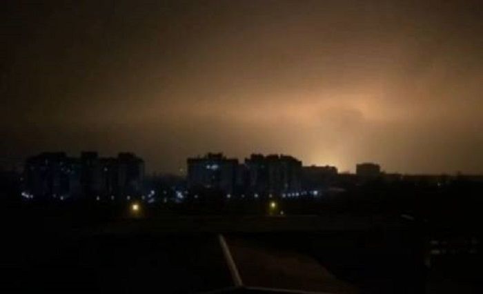 Kobaran api akibat ledakan di wilayah Donbas.   Pasukan Rusia merebut beberapa desa saat mengintensifkan serangan baru untuk menguasai Donbas.*
