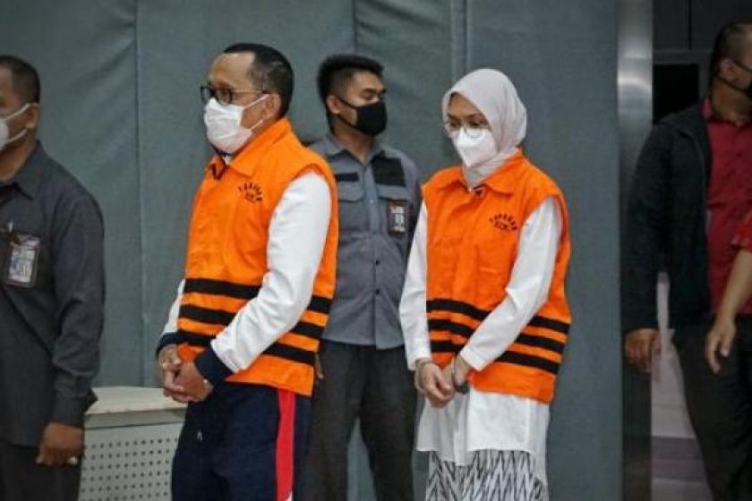 Bupati Probolinggo nonaktif Puput Tantriana Sari dan suaminya saat menjadi tahanan KPPK.