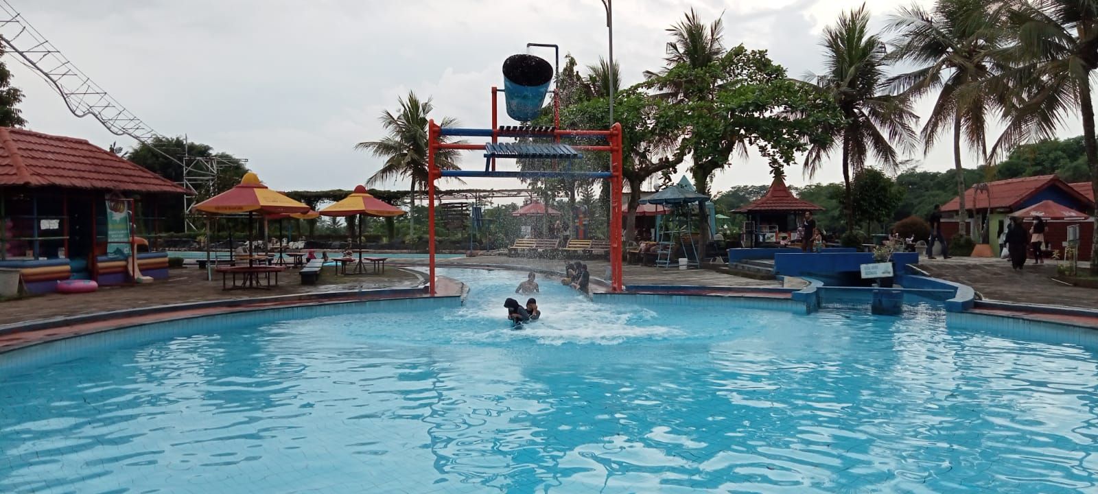 Salah satu spot permainan air di Objek Wisata Air Bojongsari Purbalingga