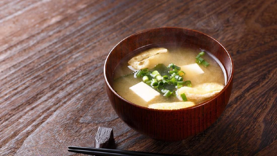  8 contoh makanan yang mengandung enzim pencernaan alami, diantaranya ada makanan khas Jepang 'miso' 
