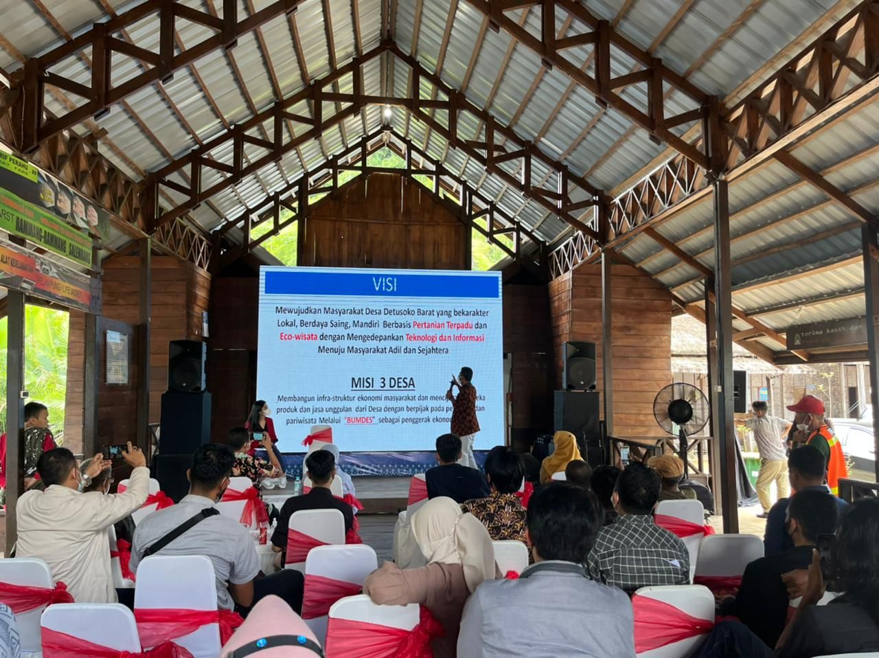 Kades se- Sulawesi Selatan tengah mendengar pemaparan Kades Detusoko Barat Nando Watu