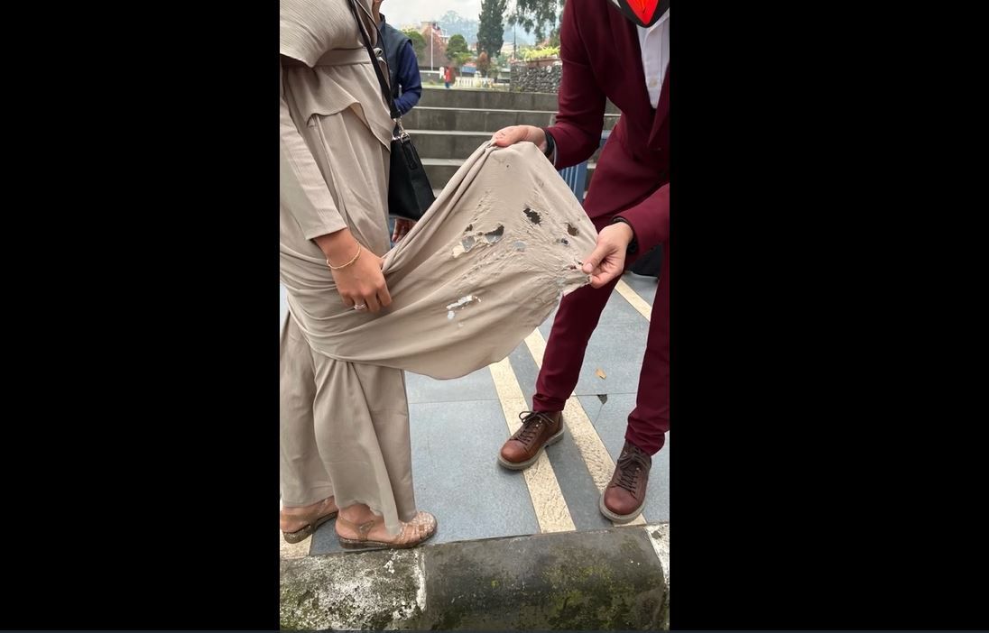 Rok dress Sonya Fatmala robek karena terlilit roda motor saat dibonceng Hengky Kurniawan.