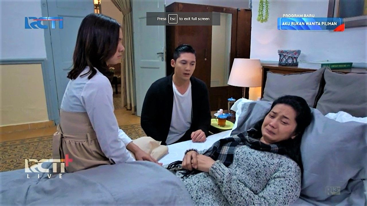 Rangga terus memohon kepada Mama Dian agar mau merestui pernikahannya dengan Tiara / 