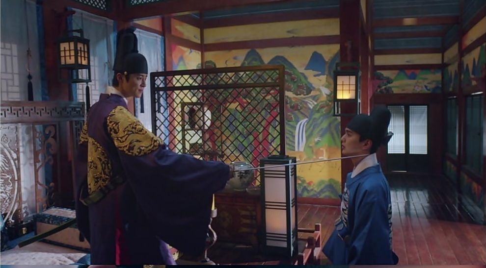 Amarah Byun Woo Seok meledak, mengarahkan pedang ke leher Yoo Seung Ho pada Moonshine episode 15./KBS