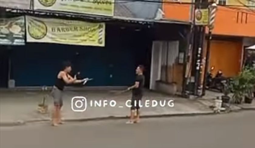 Video Viral Duel Dua Pria Bersenjata Tajam Gegerkan Warga Di Tangerang Polisi Diduga Ada 9072