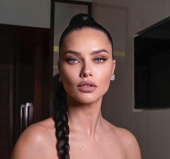 Supermodel Adriana Lima Umumkan Kehamilan Anak Ketiga