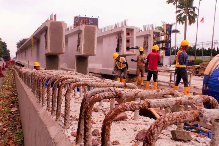 Pekerja tengah menyiapkan balok beton pracetak PCI girder dan PCU girder di proyek flyover Kopo Kota Bandung, direcanakan pada Senin 21 Februari 2022 malam ini akan dilakukan pemasangan.