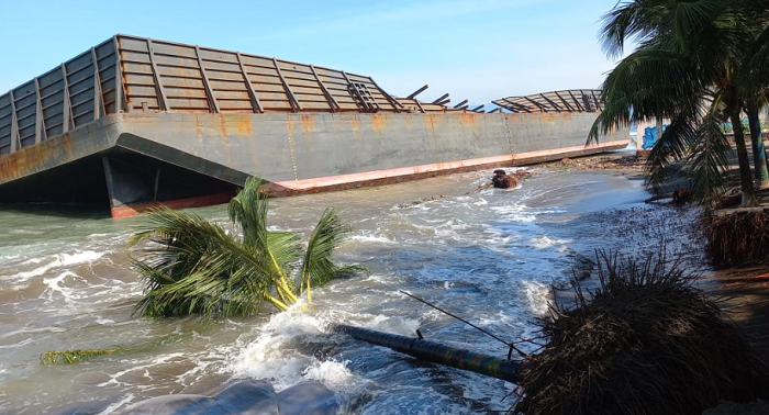 Kapal tongkang pengangkut batu bara terdampar di Pantai Cipatuguran