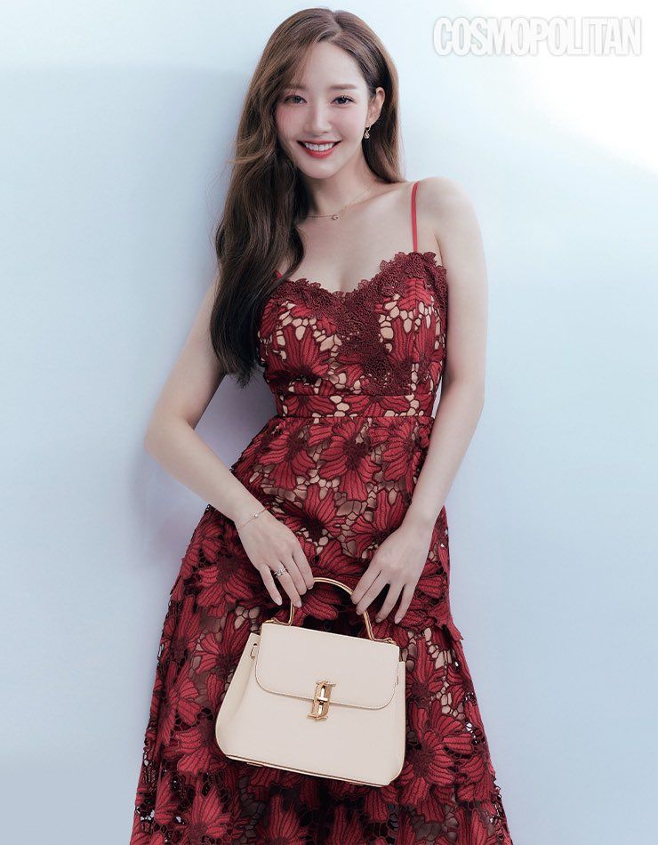 Park Min Young pancarkan aura dengan baju berwarna merah dalam pemotretan majalah Cosmopolitan