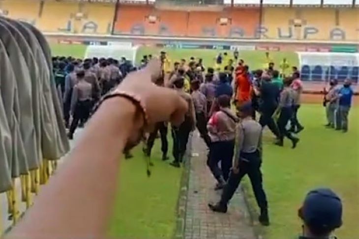 Kericuhan  pertandingan antara Persikasi Bekasi melawan Karo United di penyisihan Liga 3 Nasional di Stadion Jalak Harupat, Kabupaten Bandung  Minggu 20 Februari 2022 .