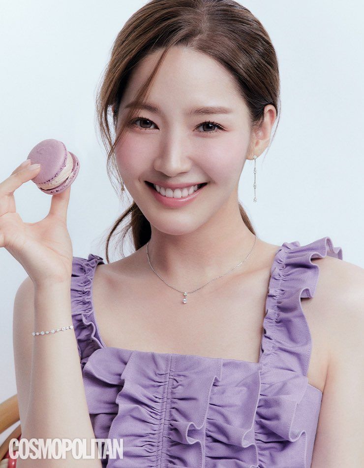 Aktris Park Min Young dalam pemotretan majalah Cosmopolitan