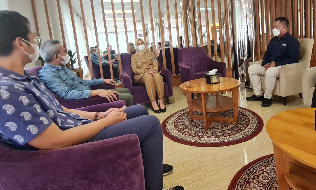 Dalam Pertemuan di Lounge Kantor Bupati Banyuwangi tersebut, Agus Sulistriyono mengenalkan PRMN  dan Promedia Teknologi.