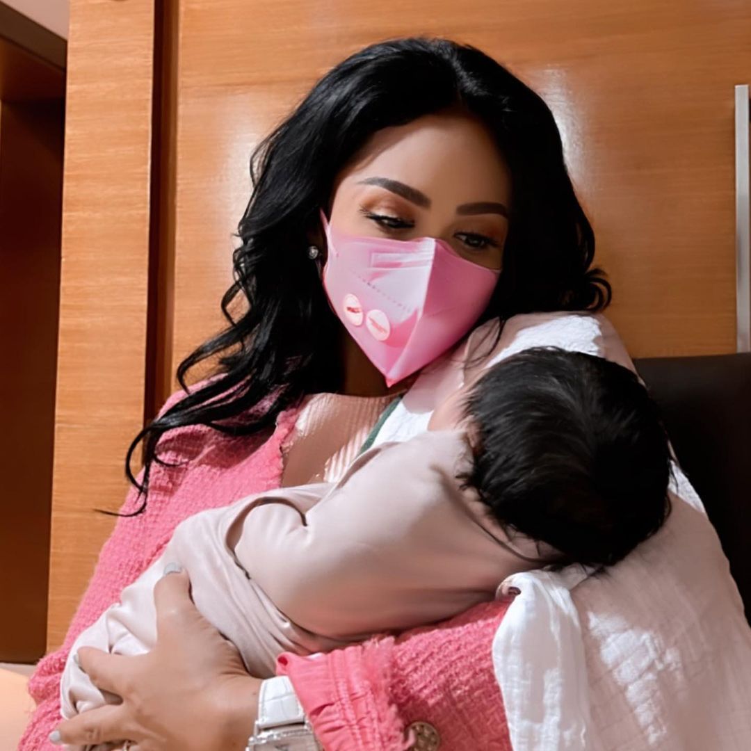 Krisdayanti menggendong cucu, Aurel Hermansyah