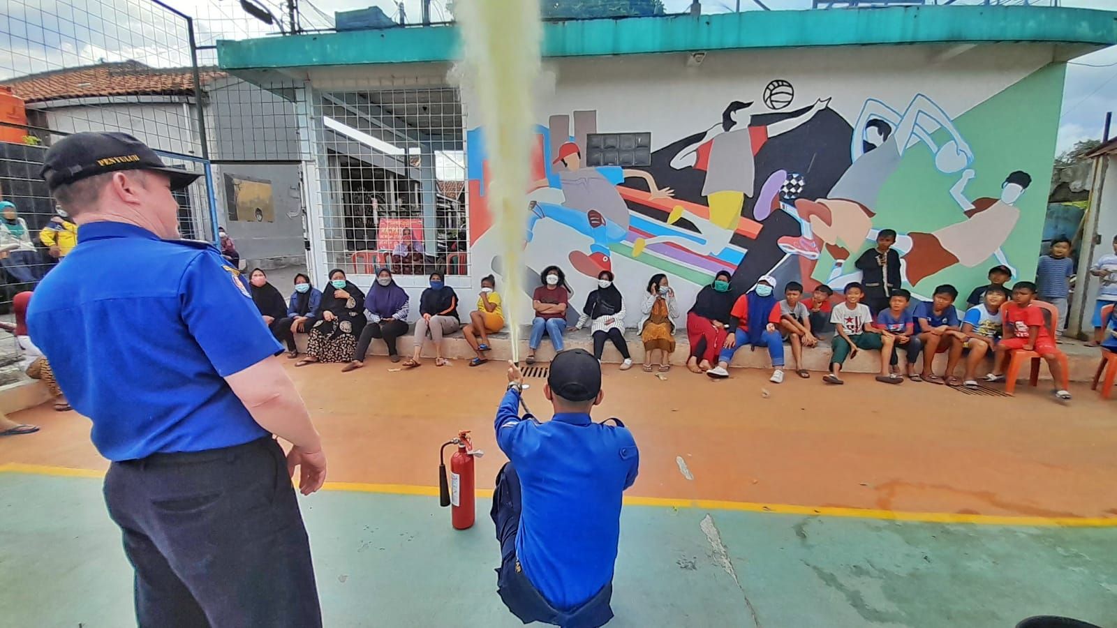 Petugas Pemadam Kebakaran Kota Cimahi menunjukan cara menghentikan semburan gas dari tabung elpiji pada sosialisasi dan pelatihan pemadam kebakaran yang diselenggarakan di  RW 05, Kelurahan Baros, Kecamatan Cimahi Tengah, Kota Cimahi. Rabu 23 Februari 2022.