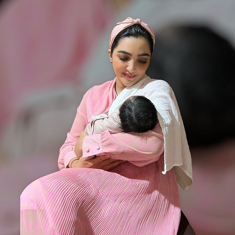 Ashanty menggendong baby A
