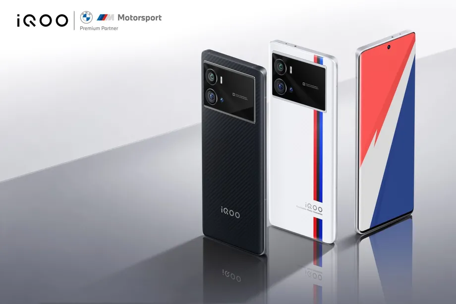 Seri smartphone gaming iQOO 9 dirilis setidaknya dalam dua pilihan warna dengan warna putih dihiasi strip BMW M series sebagai sorotan utama.