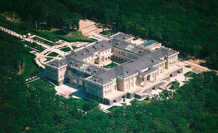 Vladimir Putin dikatakan memiliki mega mansion senilai £1 miliar di Gelendzhik di Laut Hitam.*  