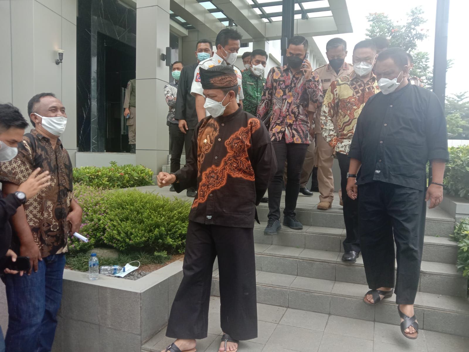 Bupati Bandung Dadang Supriatna ketika meninjau kegiatan vaksinasi Covid-19 massal di perusahaan sepatu di Kecamatan Katapang, PT Sinar Runerindo pada hari ini Kamis, 24 Februari 2022