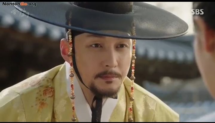 Pria yang selama ini berada di balik topeng hantu adalah Pangeran Eun Sung yang sudah sering bertemu tuan putri dan Gyun Woo