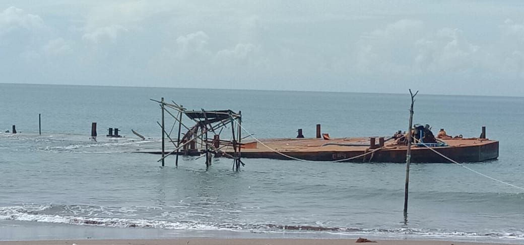 Hampir seluruh badan kapal tongkang terendam air laut di pantai Bojongsalawe Pangandaran.