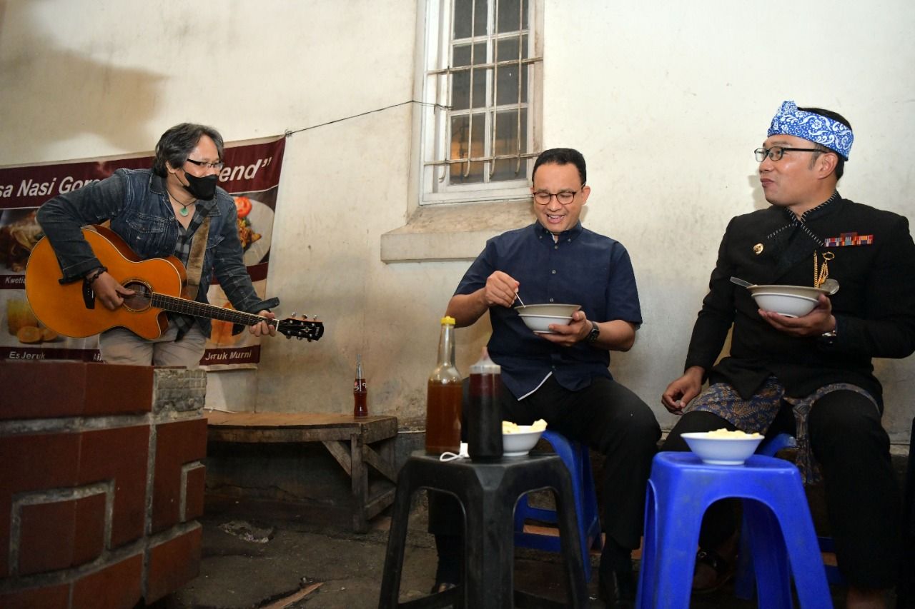Ridwan Kamil dan Anies Baswedan ditemani Ganjar, musisi dari Bandung yang sedang bernyanyi.