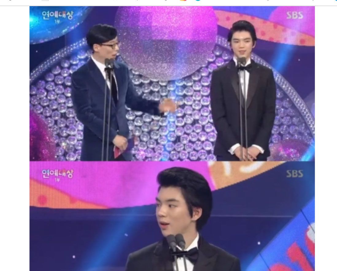 Saat Cha Jun Hwan dan Yoo Jae Suk dianugerahi hadiah di '2018 SBS Entertainment Awards' yang diadakan pada Desember 2018