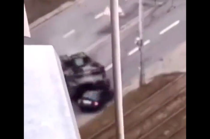 Sebuah tank Rusia menabrak dan menggilas mobil warga sipil Ukraina di jalan raya