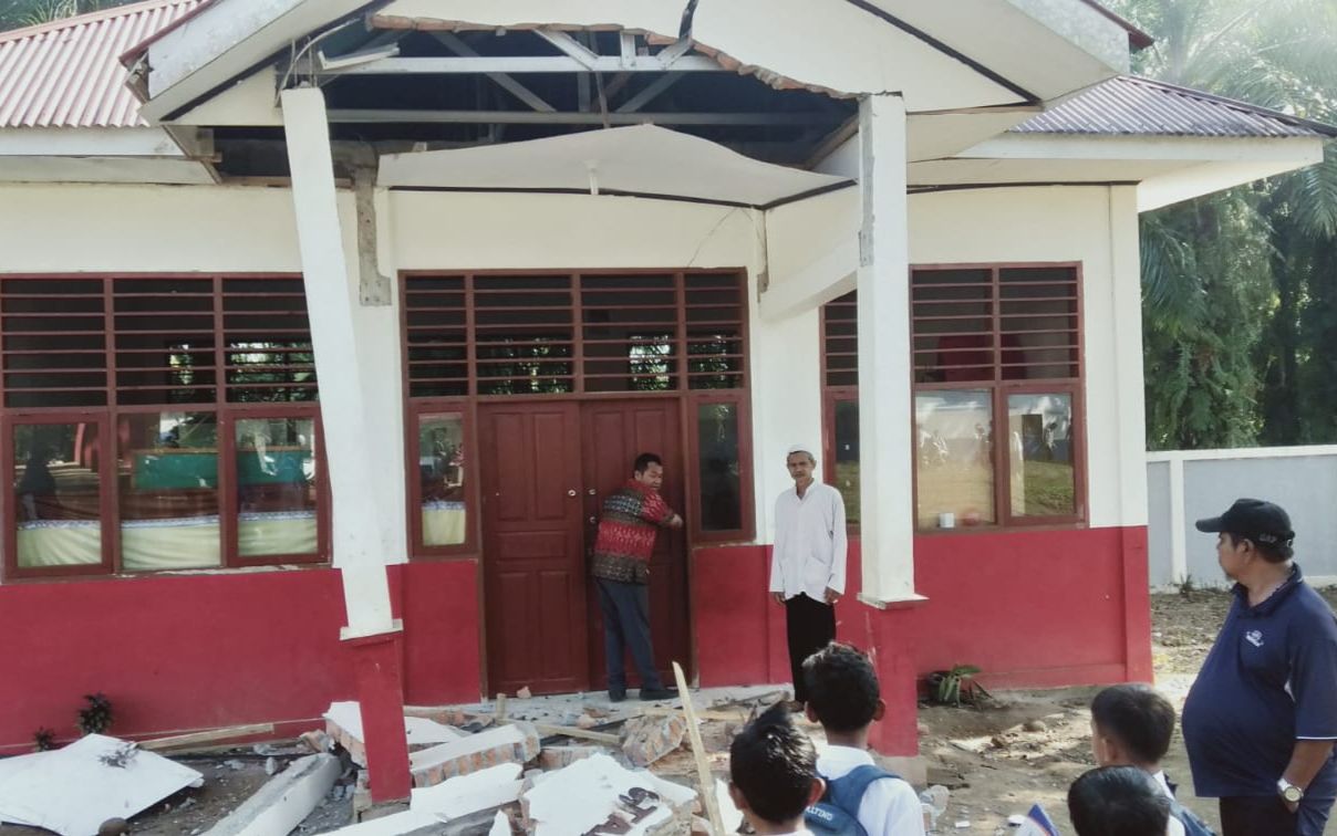 Kerusakan rumah salah seorang warga akibat gempa bumi tektonik yang mengguncang Sumatera Barat. 