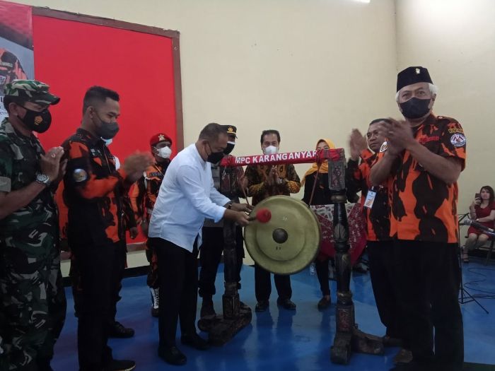 Bupati Karanganyar Juliyatmono memukul gong tanda dimulainya Rakercab Pemuda Pancasila