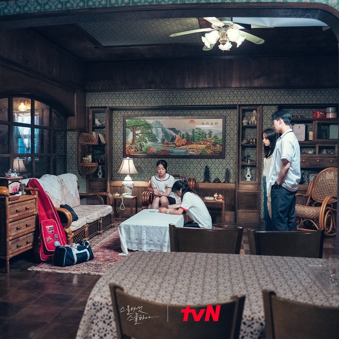 Na Hee Do, Go Yu Rim, Moon Ji Woong, dan Ji Seung Wan berkumpul di rumah Ji Seung Wan. 