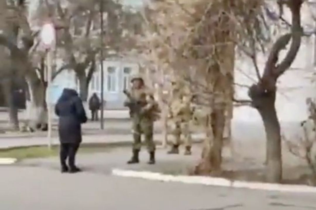 Aksi Wanita Ukraina Berani Maki Tentara Rusia di Tepi Jalan, Ucapannya Mencengangkan!