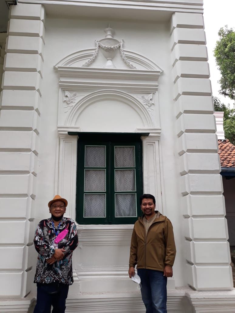 Budayawan Tionghoa, Jeremy (kiri) di salah satu sudut rumah peninggalan Mayor Tan Tjien Kie di Pesisir Sisingamangaraja Cirebon.