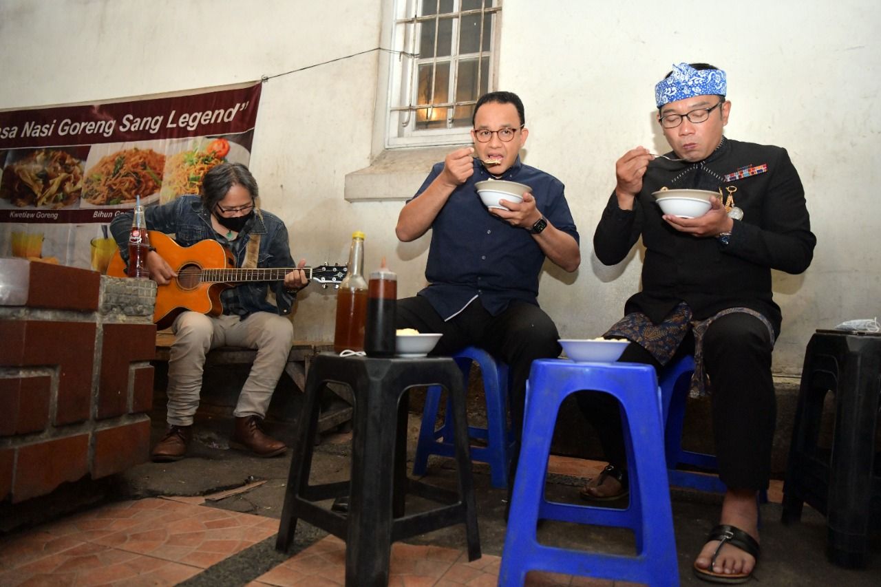 Momen Ridwan Kamil-Anies Baswedan makan bubur PR bersama di Kota Bandung.