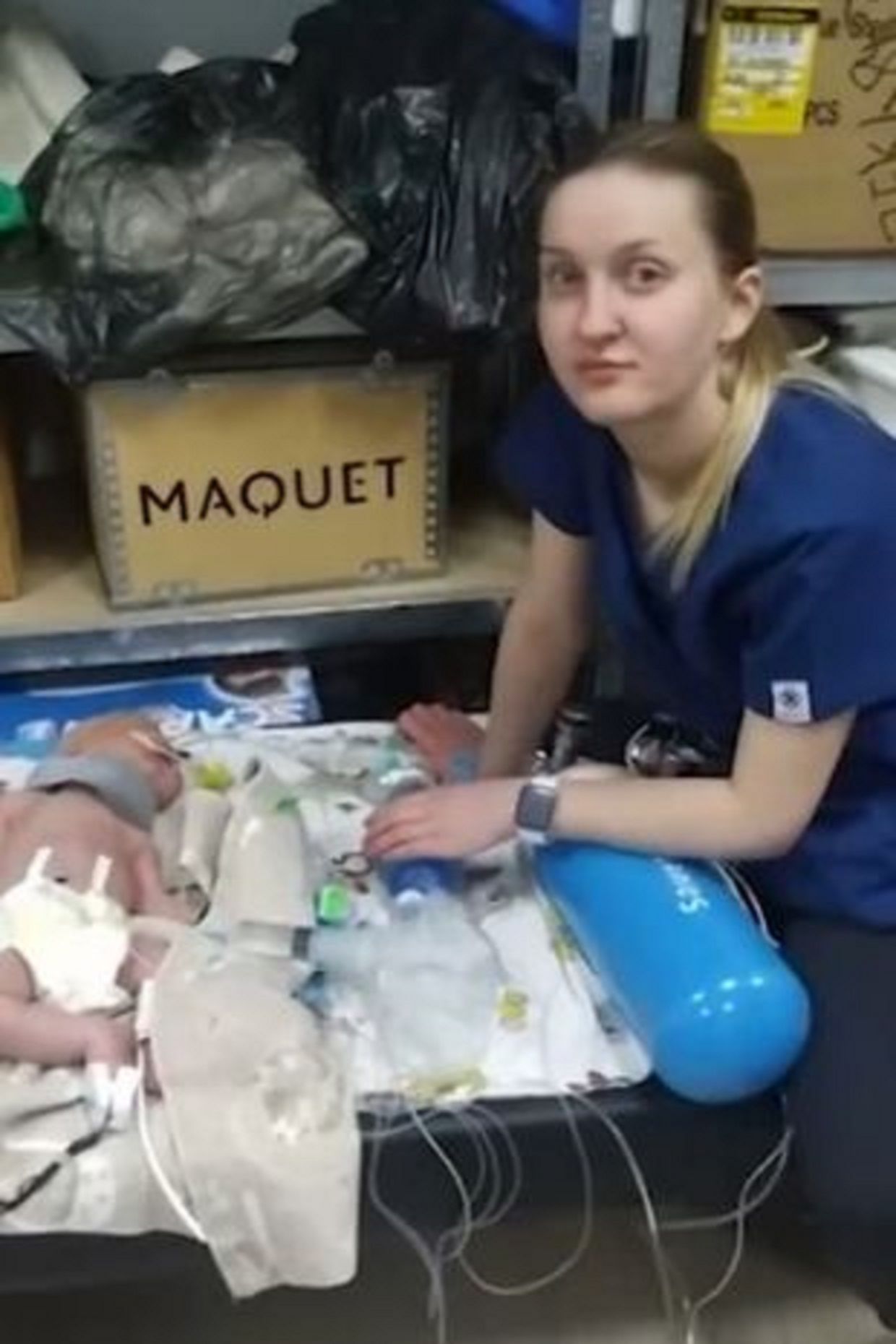 Para perawat membawa bayi-bayi mungil itu ke bawah ke tempat penampungan sementara./  