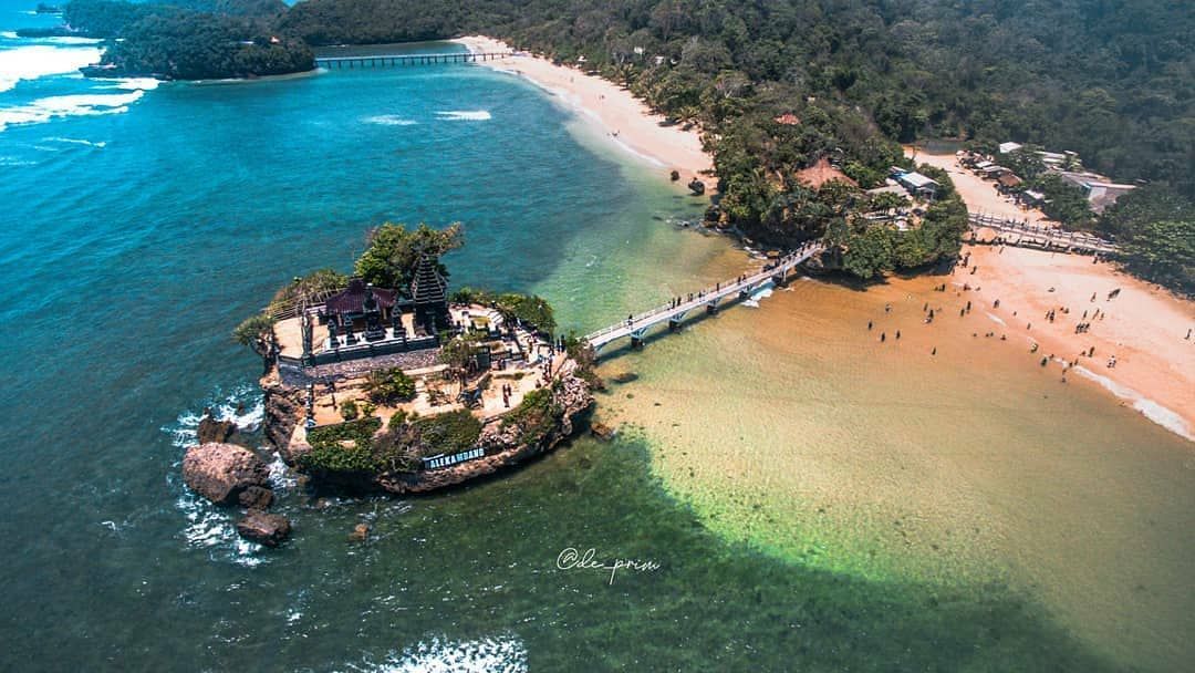 Pantai Balekambang di Malang. 
