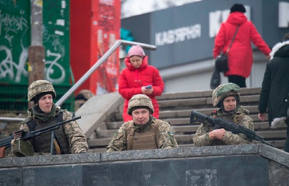 Pasukan Ukraina di area stasiun Metro Beresteiski memberikan perlawanan atas serangan Rusia./ 