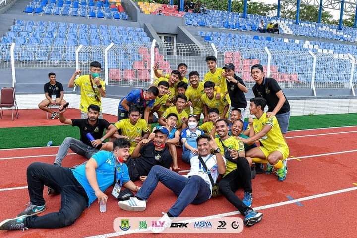 Momen keseruan Prilly Latuconsina bersama skuat Persita Tangerang yang lolos ke babak 16 besar Liga 3 Nasional.