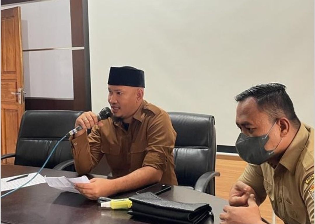 Politisi PKS yang juga anggota DPRD Provinsi Sultra, Sudirman (kiri). 