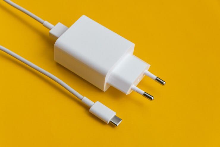 Tips Perawatan dan  Penggunaan Charger Batery Handphone / Freepik