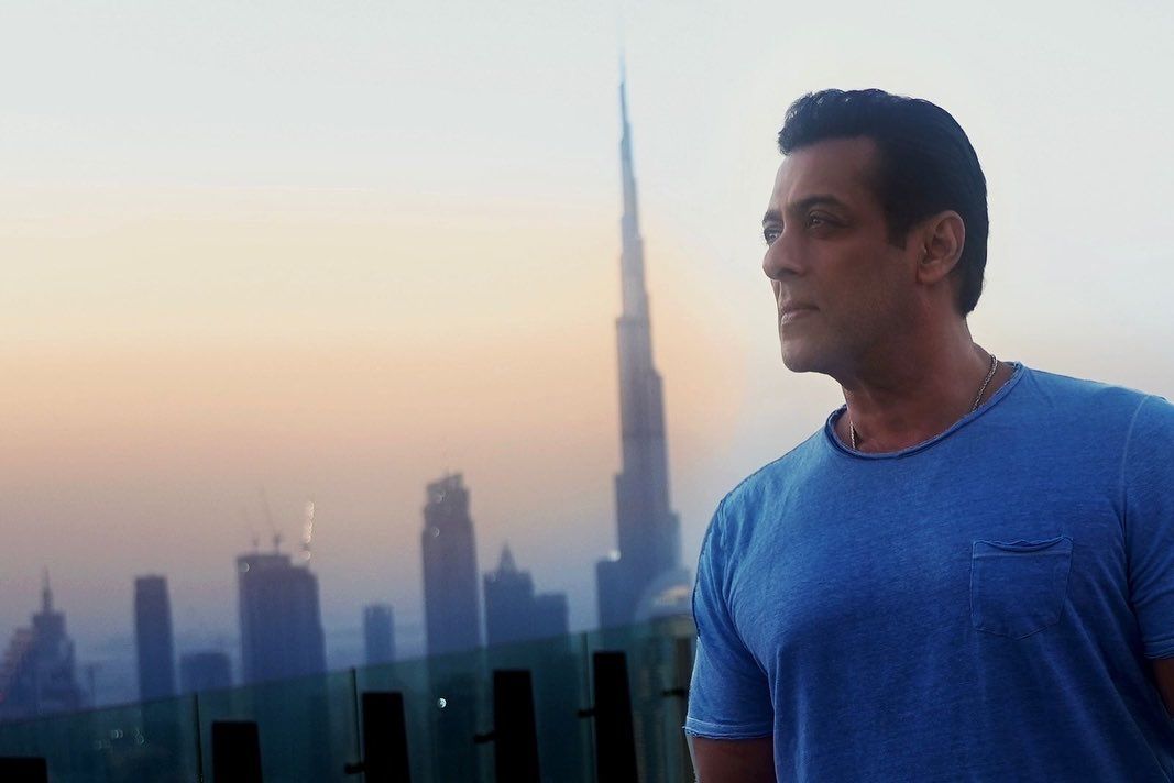 Foto Terbaru Salman Khan Saat Tour Film Dabangg Di Dubai Tampan Ketika Nikmati Sunset Warta