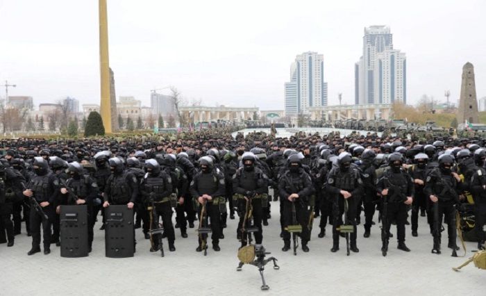 Pasukan khusus Chechnya yang ditakuti dipersiapkan sebelum menuju ke Ukraina.*  