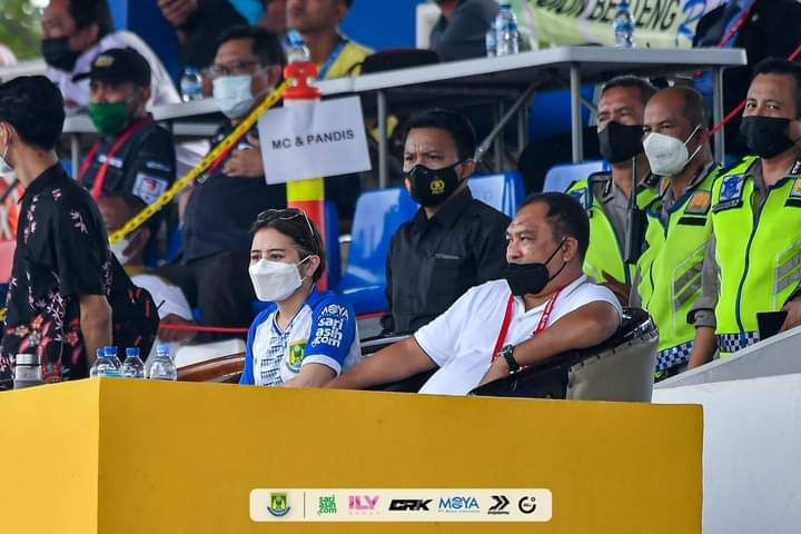 Prilly Latuconsina menonton skuat Persita Tangerang saat berlaga di babak 32 besar Liga 3 Nasional.