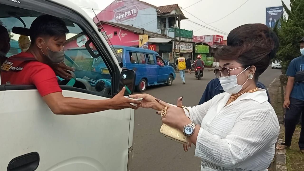 Bikin Heboh, Madam Kin Bagi-bagi Uang dan Serukan Pakai Masker di Lampu Merah Cibining Bogor/