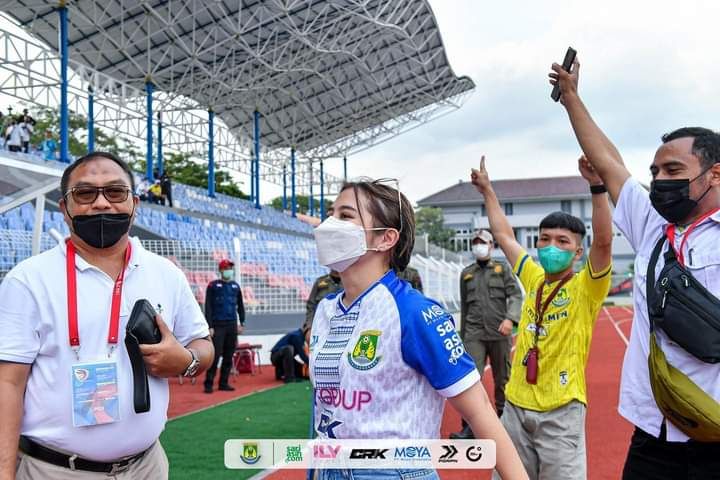 Momen Prilly Latuconsina bersama skuat Persita Tangerang yang lolos ke babak 16 besar Liga 3 Nasional.